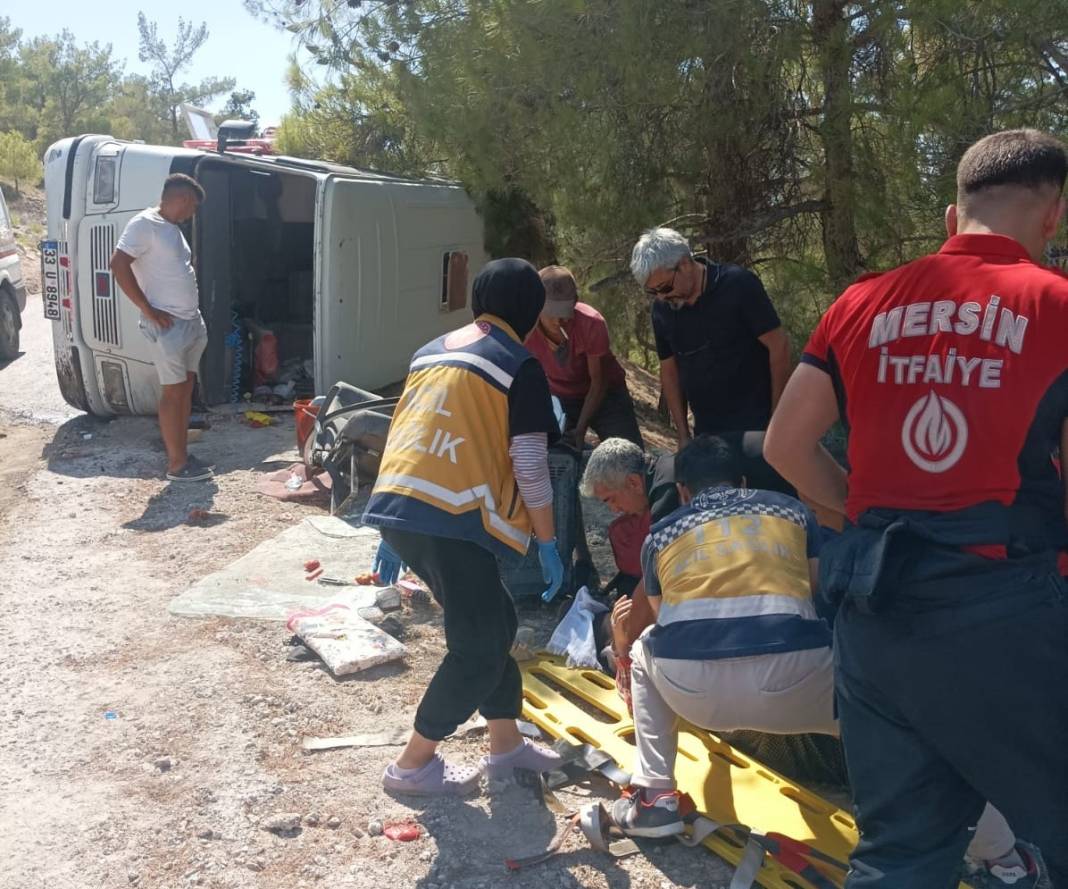 Mersin'de tarım işçilerini taşıyan minibüs devrildi: 7 yaralı 11